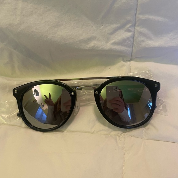 NWOT trendy sunglasses - Picture 3 of 5